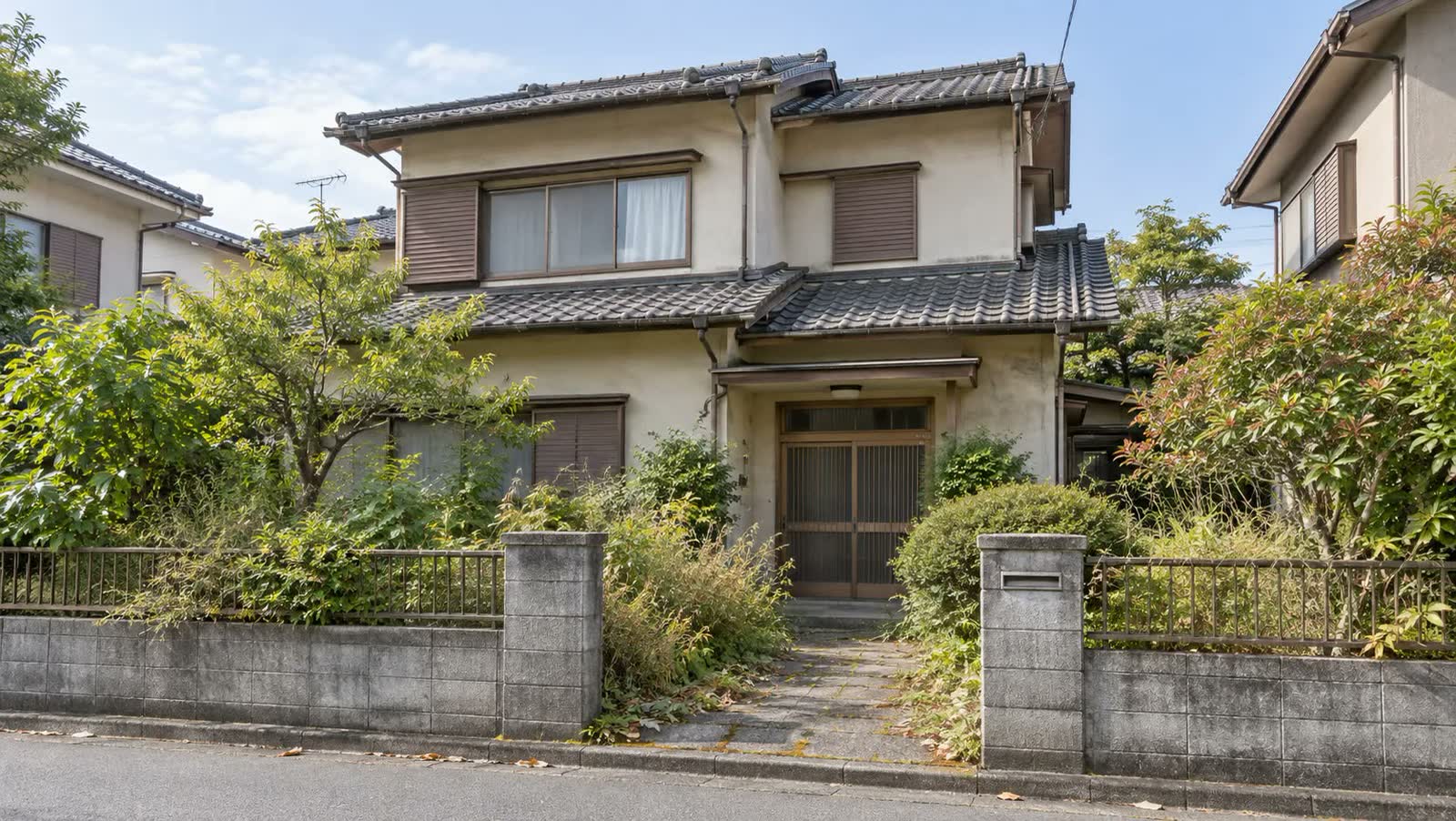 草木が伸びた空き家の一戸建て